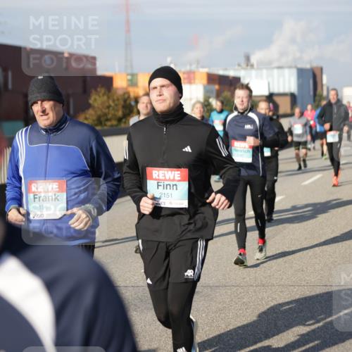 03.10.2025 - Köhlbrandbrückenlauf Jannik Wohlers http://msf.ph/oto/9082484 03.10.2025 10:05:39 Position 3 1967, 2151, 3147 meine-sportfotos.de