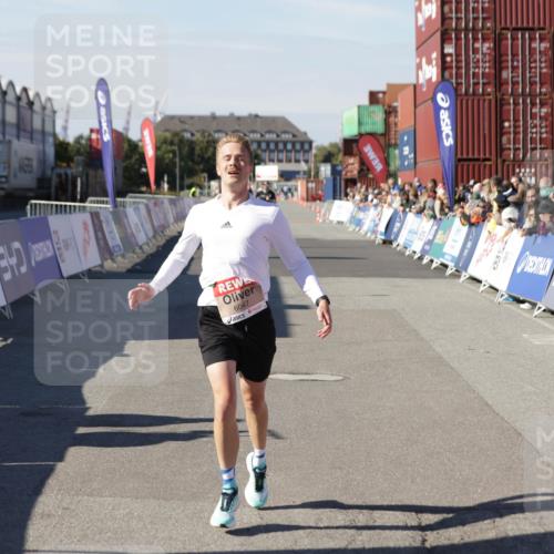 03.10.2025 - Köhlbrandbrückenlauf Jannik Wohlers http://msf.ph/oto/9082485 03.10.2025 12:51:20 Ziel 6047 meine-sportfotos.de