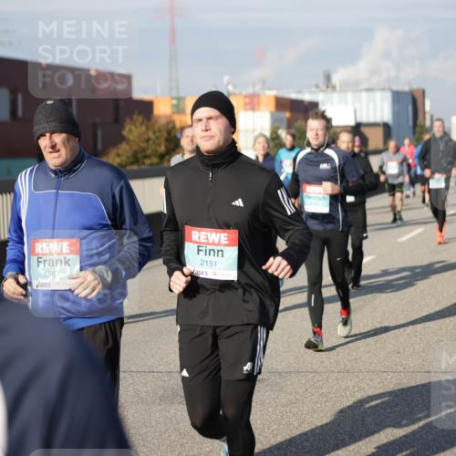03.10.2025 - Köhlbrandbrückenlauf Jannik Wohlers http://msf.ph/oto/9082491 03.10.2025 10:05:39 Position 3 1967, 2151, 2125 meine-sportfotos.de