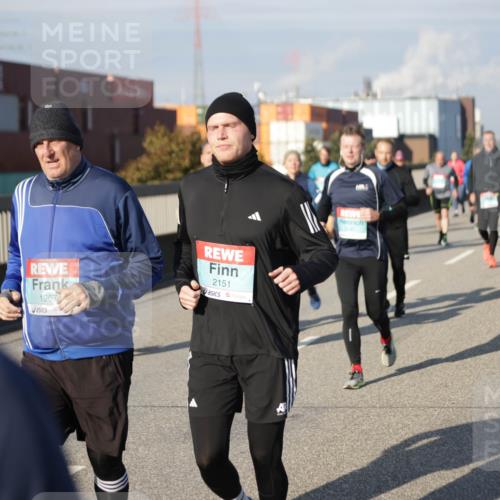 03.10.2025 - Köhlbrandbrückenlauf Jannik Wohlers http://msf.ph/oto/9082494 03.10.2025 10:05:39 Position 3 1967, 2151, 2125 meine-sportfotos.de