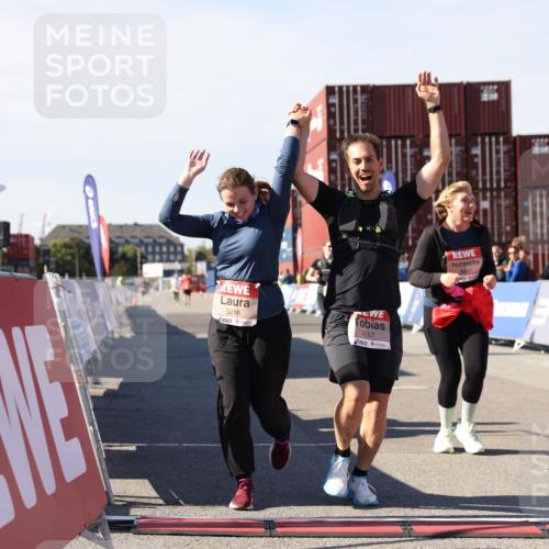 03.10.2025 - Köhlbrandbrückenlauf Lena Gebhardt http://msf.ph/oto/9082522 03.10.2025 13:48:54 Ziel 4157, 4273, 5216, 5497, 5581, 6096 meine-sportfotos.de