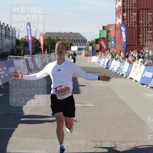 03.10.2025 - Köhlbrandbrückenlauf Jannik Wohlers http://msf.ph/oto/9082525 03.10.2025 12:51:20 Ziel 6047 meine-sportfotos.de