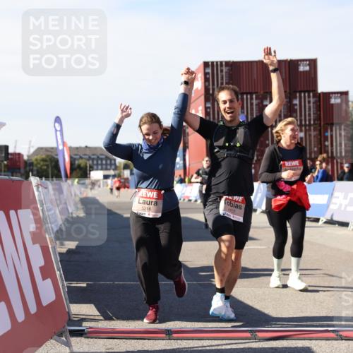 03.10.2025 - Köhlbrandbrückenlauf Lena Gebhardt http://msf.ph/oto/9082532 03.10.2025 13:48:54 Ziel 4157, 4273, 5216, 5497, 5581, 6096 meine-sportfotos.de