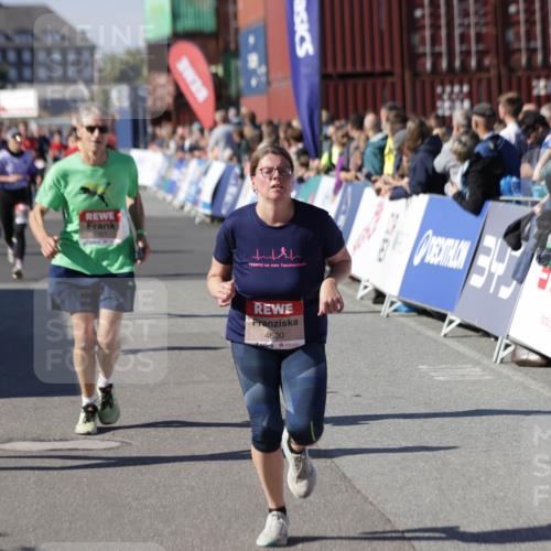 03.10.2025 - Köhlbrandbrückenlauf Jannik Wohlers http://msf.ph/oto/9082533 03.10.2025 13:18:14 Ziel 4472, 4473, 4581, 4600, 4620, 4661, 4950, 5209, 5454, 5691, 5816, 6001, 6310, 6326, 6633, 6634 meine-sportfotos.de