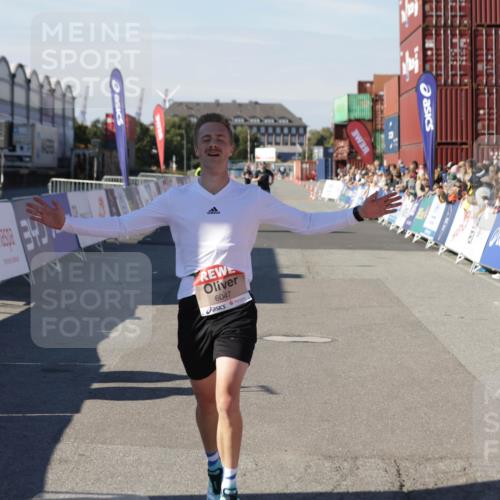 03.10.2025 - Köhlbrandbrückenlauf Jannik Wohlers http://msf.ph/oto/9082553 03.10.2025 12:51:20 Ziel 6047 meine-sportfotos.de