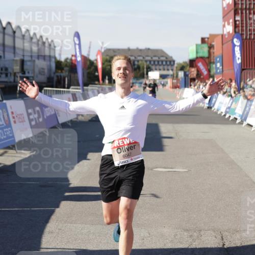 03.10.2025 - Köhlbrandbrückenlauf Jannik Wohlers http://msf.ph/oto/9082602 03.10.2025 12:51:21 Ziel 6047 meine-sportfotos.de