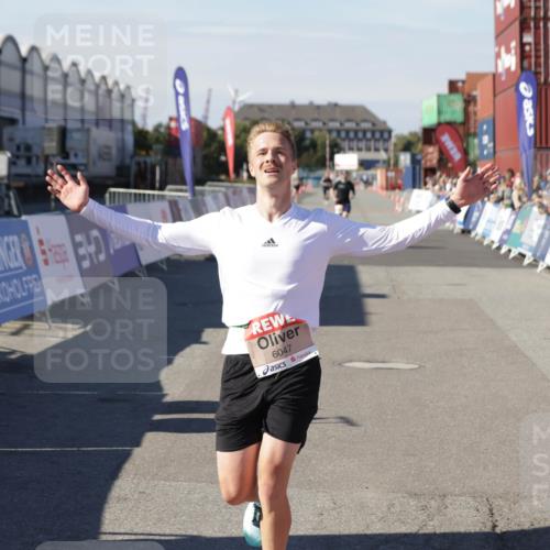 03.10.2025 - Köhlbrandbrückenlauf Jannik Wohlers http://msf.ph/oto/9082618 03.10.2025 12:51:21 Ziel 6047 meine-sportfotos.de
