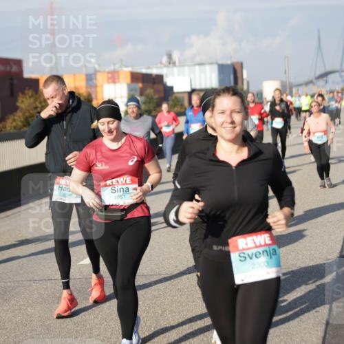 03.10.2025 - Köhlbrandbrückenlauf Jannik Wohlers http://msf.ph/oto/9082639 03.10.2025 10:05:44 Position 3 3706, 1951, 2303 meine-sportfotos.de