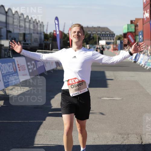 03.10.2025 - Köhlbrandbrückenlauf Jannik Wohlers http://msf.ph/oto/9082643 03.10.2025 12:51:21 Ziel 6047 meine-sportfotos.de