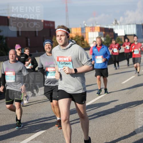 03.10.2025 - Köhlbrandbrückenlauf Jannik Wohlers http://msf.ph/oto/9082688 03.10.2025 10:05:46 Position 3 3022, 3027, 2 meine-sportfotos.de