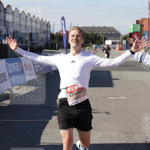 03.10.2025 - Köhlbrandbrückenlauf Jannik Wohlers http://msf.ph/oto/9082690 03.10.2025 12:51:21 Ziel 6047 meine-sportfotos.de