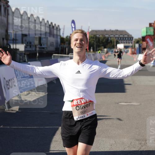 03.10.2025 - Köhlbrandbrückenlauf Jannik Wohlers http://msf.ph/oto/9082732 03.10.2025 12:51:21 Ziel 6047 meine-sportfotos.de