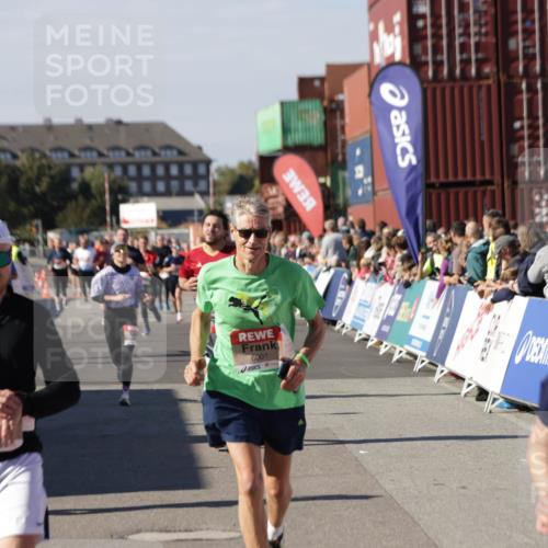 03.10.2025 - Köhlbrandbrückenlauf Jannik Wohlers http://msf.ph/oto/9082734 03.10.2025 13:18:16 Ziel 4472, 4473, 4581, 4600, 4620, 4661, 5209, 5379, 5440, 5454, 5691, 5816, 6001, 6310, 6326 meine-sportfotos.de
