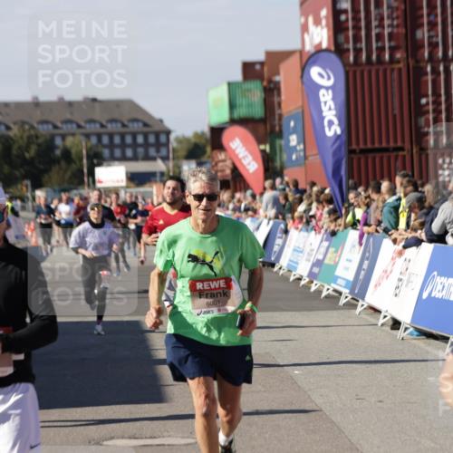 03.10.2025 - Köhlbrandbrückenlauf Jannik Wohlers http://msf.ph/oto/9082746 03.10.2025 13:18:16 Ziel 4472, 4473, 4581, 4600, 4620, 4661, 5209, 5379, 5440, 5454, 5691, 5816, 6001, 6310, 6326 meine-sportfotos.de