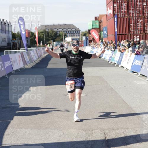 03.10.2025 - Köhlbrandbrückenlauf Jannik Wohlers http://msf.ph/oto/9082758 03.10.2025 12:51:28 Ziel 6047, 6458 meine-sportfotos.de