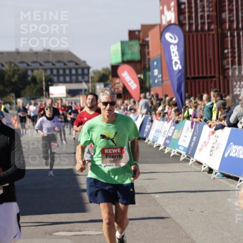 03.10.2025 - Köhlbrandbrückenlauf Jannik Wohlers http://msf.ph/oto/9082773 03.10.2025 13:18:16 Ziel 4472, 4473, 4581, 4600, 4620, 4661, 5209, 5379, 5440, 5454, 5691, 5816, 6001, 6310, 6326 meine-sportfotos.de