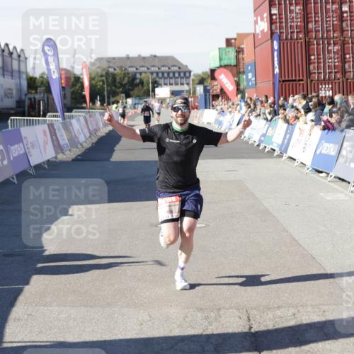 03.10.2025 - Köhlbrandbrückenlauf Jannik Wohlers http://msf.ph/oto/9082779 03.10.2025 12:51:28 Ziel 6047, 6458 meine-sportfotos.de