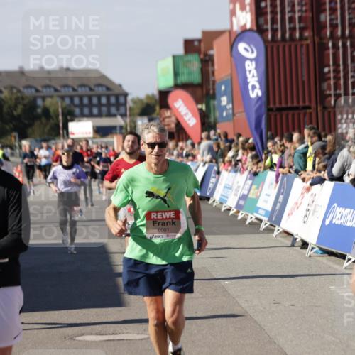 03.10.2025 - Köhlbrandbrückenlauf Jannik Wohlers http://msf.ph/oto/9082785 03.10.2025 13:18:16 Ziel 4472, 4473, 4581, 4600, 4620, 4661, 5209, 5379, 5440, 5454, 5691, 5816, 6001, 6310, 6326 meine-sportfotos.de