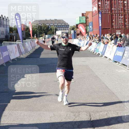 03.10.2025 - Köhlbrandbrückenlauf Jannik Wohlers http://msf.ph/oto/9082798 03.10.2025 12:51:28 Ziel 6047, 6458 meine-sportfotos.de