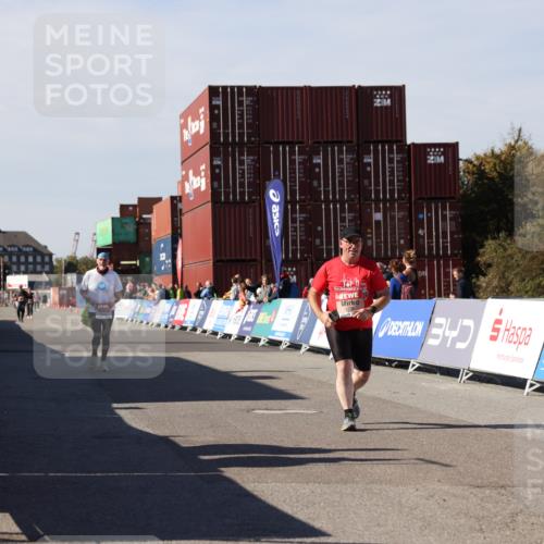 03.10.2025 - Köhlbrandbrückenlauf Lena Gebhardt http://msf.ph/oto/9082813 03.10.2025 13:49:19 Ziel 5736, 6102 meine-sportfotos.de