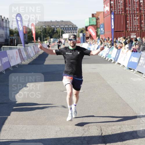 03.10.2025 - Köhlbrandbrückenlauf Jannik Wohlers http://msf.ph/oto/9082814 03.10.2025 12:51:28 Ziel 6047, 6458 meine-sportfotos.de
