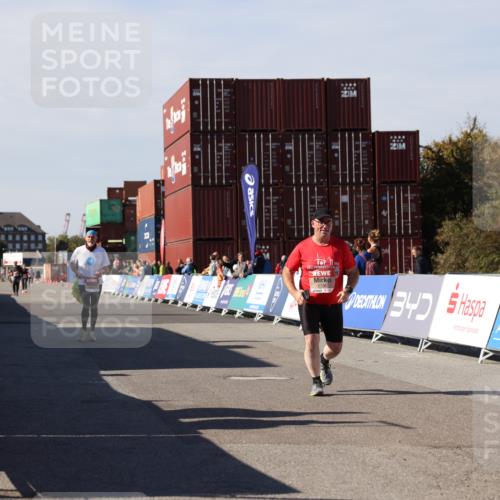 03.10.2025 - Köhlbrandbrückenlauf Lena Gebhardt http://msf.ph/oto/9082821 03.10.2025 13:49:19 Ziel 5736, 6102 meine-sportfotos.de