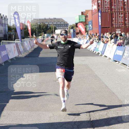 03.10.2025 - Köhlbrandbrückenlauf Jannik Wohlers http://msf.ph/oto/9082828 03.10.2025 12:51:28 Ziel 6047, 6458 meine-sportfotos.de