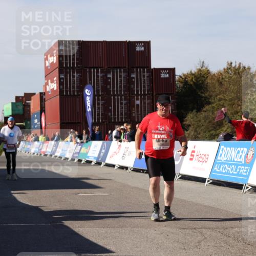 03.10.2025 - Köhlbrandbrückenlauf Lena Gebhardt http://msf.ph/oto/9082841 03.10.2025 13:49:20 Ziel 5736, 6102 meine-sportfotos.de