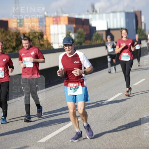 03.10.2025 - Köhlbrandbrückenlauf Jannik Wohlers http://msf.ph/oto/9082845 03.10.2025 10:05:52 Position 3 3004, 1984 meine-sportfotos.de