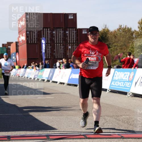 03.10.2025 - Köhlbrandbrückenlauf Lena Gebhardt http://msf.ph/oto/9082868 03.10.2025 13:49:21 Ziel 5736, 6102 meine-sportfotos.de