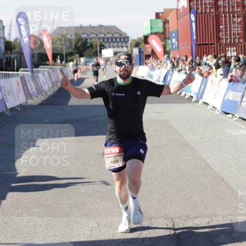 03.10.2025 - Köhlbrandbrückenlauf Jannik Wohlers http://msf.ph/oto/9082878 03.10.2025 12:51:28 Ziel 6047, 6458 meine-sportfotos.de