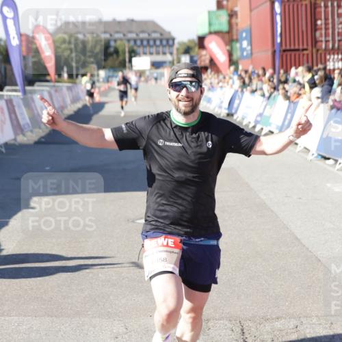 03.10.2025 - Köhlbrandbrückenlauf Jannik Wohlers http://msf.ph/oto/9082956 03.10.2025 12:51:29 Ziel 6047, 6458 meine-sportfotos.de