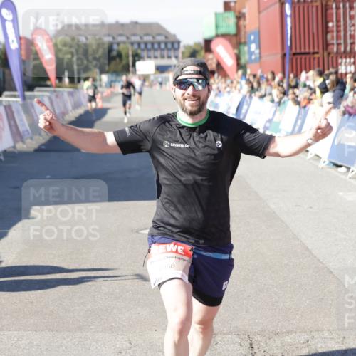 03.10.2025 - Köhlbrandbrückenlauf Jannik Wohlers http://msf.ph/oto/9082970 03.10.2025 12:51:29 Ziel 6047, 6458 meine-sportfotos.de