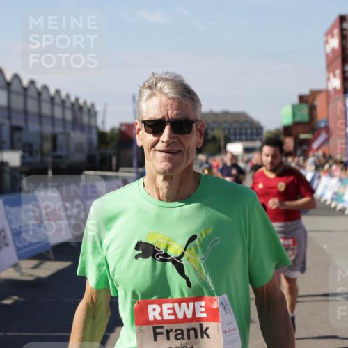 03.10.2025 - Köhlbrandbrückenlauf Jannik Wohlers http://msf.ph/oto/9082990 03.10.2025 13:18:20 Ziel 4341, 4472, 4473, 4560, 4581, 4600, 4760, 5379, 5440, 5454, 5691, 5722, 5816, 6001, 6310 meine-sportfotos.de