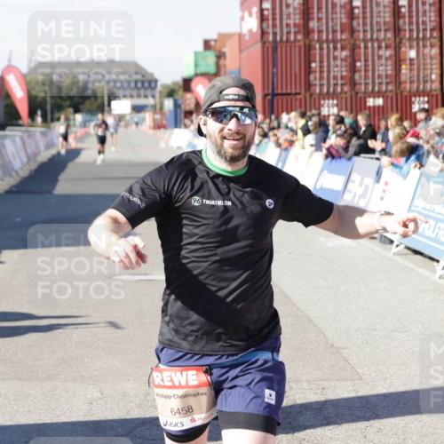 03.10.2025 - Köhlbrandbrückenlauf Jannik Wohlers http://msf.ph/oto/9082999 03.10.2025 12:51:29 Ziel 6047, 6458 meine-sportfotos.de