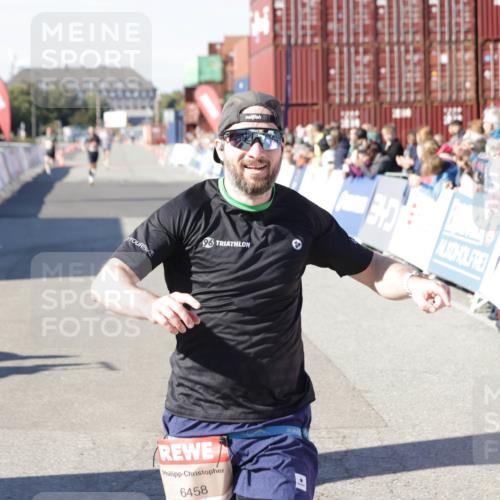 03.10.2025 - Köhlbrandbrückenlauf Jannik Wohlers http://msf.ph/oto/9083017 03.10.2025 12:51:29 Ziel 6047, 6458 meine-sportfotos.de