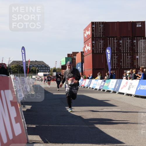 03.10.2025 - Köhlbrandbrückenlauf Lena Gebhardt http://msf.ph/oto/9083024 03.10.2025 13:49:40 Ziel 6123 meine-sportfotos.de