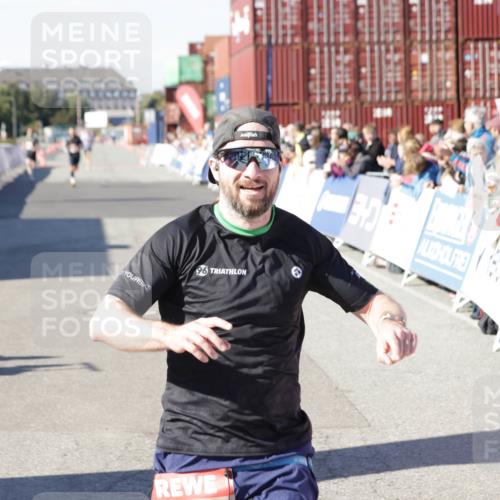 03.10.2025 - Köhlbrandbrückenlauf Jannik Wohlers http://msf.ph/oto/9083035 03.10.2025 12:51:29 Ziel 6047, 6458 meine-sportfotos.de