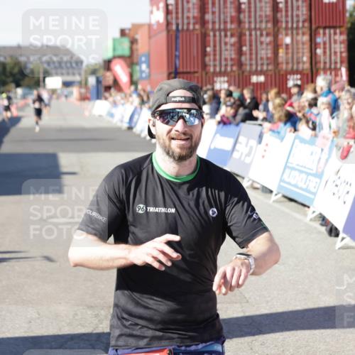 03.10.2025 - Köhlbrandbrückenlauf Jannik Wohlers http://msf.ph/oto/9083054 03.10.2025 12:51:29 Ziel 6047, 6458 meine-sportfotos.de
