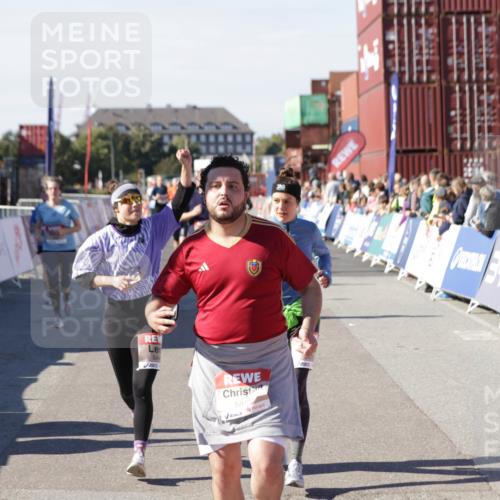 03.10.2025 - Köhlbrandbrückenlauf Jannik Wohlers http://msf.ph/oto/9083064 03.10.2025 13:18:21 Ziel 4341, 4472, 4473, 4560, 4581, 4600, 4760, 5192, 5379, 5440, 5454, 5691, 5722, 5816, 6001, 6310 meine-sportfotos.de