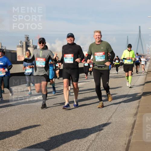 03.10.2025 - Köhlbrandbrückenlauf Lena Gebhardt http://msf.ph/oto/9083068 03.10.2025 10:04:46 Position 2 2782, 2784, 2783 meine-sportfotos.de