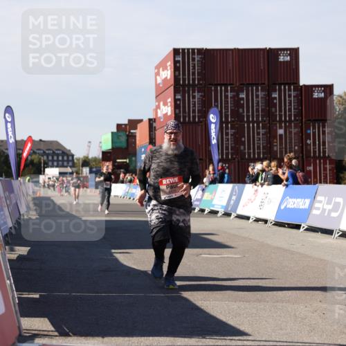 03.10.2025 - Köhlbrandbrückenlauf Lena Gebhardt http://msf.ph/oto/9083073 03.10.2025 13:49:41 Ziel 6123 meine-sportfotos.de