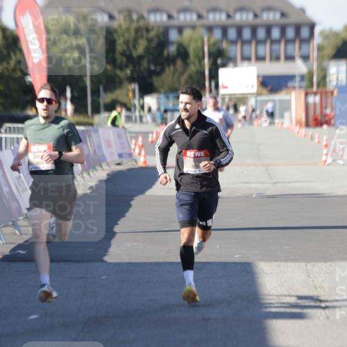 03.10.2025 - Köhlbrandbrückenlauf Jannik Wohlers http://msf.ph/oto/9083081 03.10.2025 12:51:34 Ziel 4058, 6458, 6793 meine-sportfotos.de