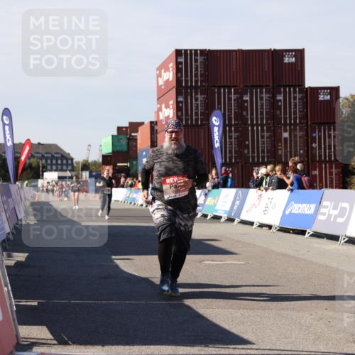 03.10.2025 - Köhlbrandbrückenlauf Lena Gebhardt http://msf.ph/oto/9083083 03.10.2025 13:49:41 Ziel 6123 meine-sportfotos.de