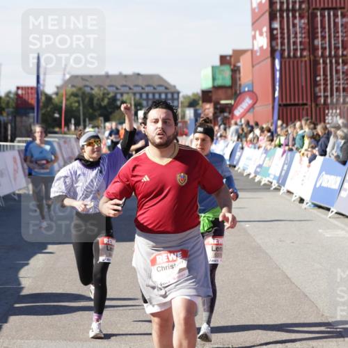 03.10.2025 - Köhlbrandbrückenlauf Jannik Wohlers http://msf.ph/oto/9083086 03.10.2025 13:18:21 Ziel 4341, 4472, 4473, 4560, 4581, 4600, 4760, 5192, 5379, 5440, 5454, 5691, 5722, 5816, 6001, 6310 meine-sportfotos.de