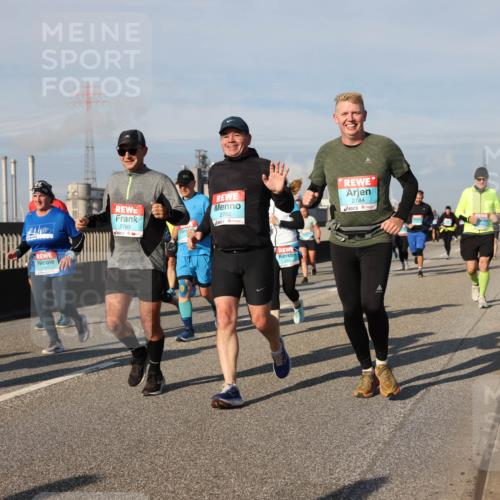 03.10.2025 - Köhlbrandbrückenlauf Lena Gebhardt http://msf.ph/oto/9083089 03.10.2025 10:04:47 Position 2 2783, 2782, 2784 meine-sportfotos.de