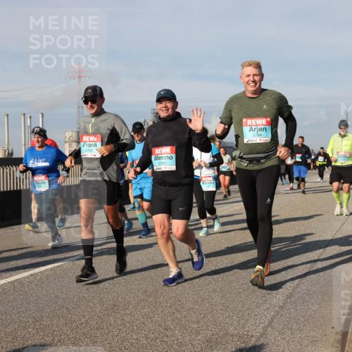 03.10.2025 - Köhlbrandbrückenlauf Lena Gebhardt http://msf.ph/oto/9083100 03.10.2025 10:04:47 Position 2 2783, 2782, 2784 meine-sportfotos.de