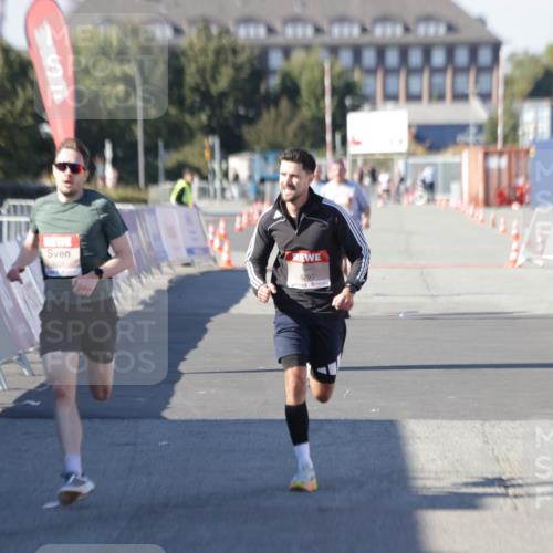 03.10.2025 - Köhlbrandbrückenlauf Jannik Wohlers http://msf.ph/oto/9083101 03.10.2025 12:51:34 Ziel 4058, 6458, 6793 meine-sportfotos.de