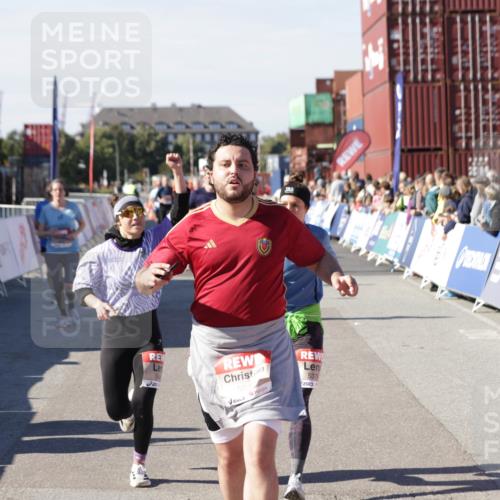 03.10.2025 - Köhlbrandbrückenlauf Jannik Wohlers http://msf.ph/oto/9083110 03.10.2025 13:18:21 Ziel 4341, 4472, 4473, 4560, 4581, 4600, 4760, 5192, 5379, 5440, 5454, 5691, 5722, 5816, 6001, 6310 meine-sportfotos.de