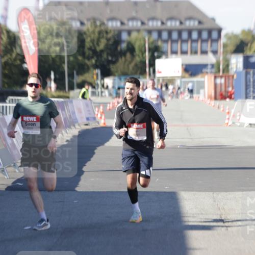 03.10.2025 - Köhlbrandbrückenlauf Jannik Wohlers http://msf.ph/oto/9083115 03.10.2025 12:51:34 Ziel 4058, 6458, 6793 meine-sportfotos.de